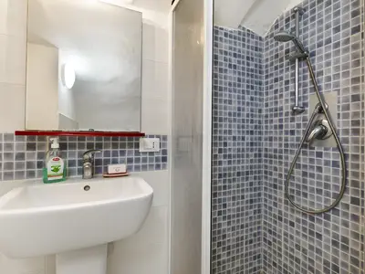 Badezimmer mit Dusche