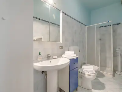 Badezimmer mit Dusche