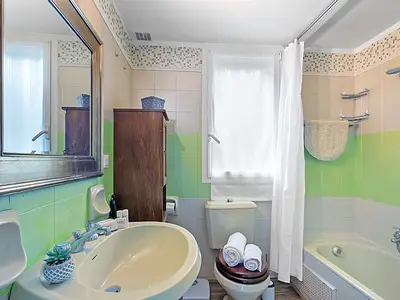 Badezimmer mit Badewanne