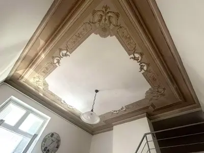 An der Decke befinden sich kunstvolle Leisten