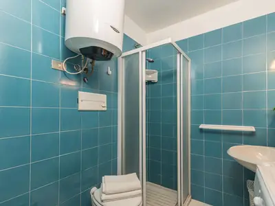 Badezimmer mit Dusche