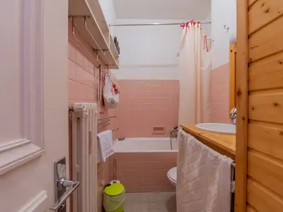 Badezimmer mit Badewanne