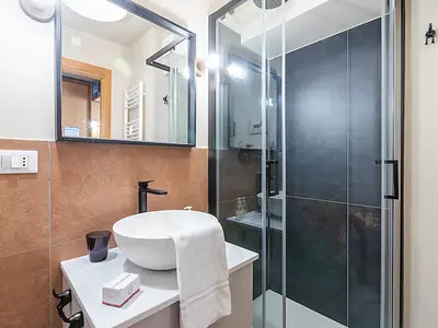 Badezimmer mit Dusche