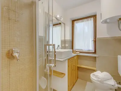 Badezimmer mit Dusche