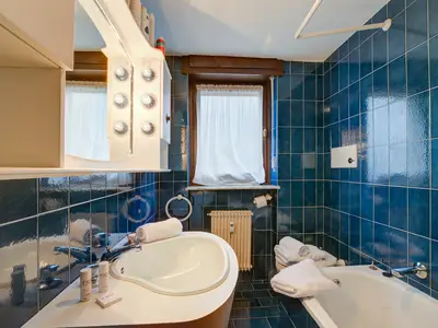 Badezimmer mit Badewanne