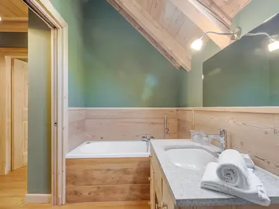 Badezimmer mit Badewanne