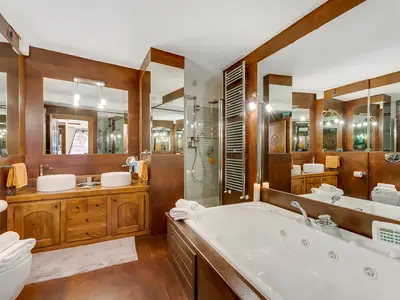 Badezimmer mit Badewanne