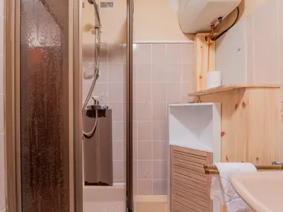 Badezimmer mit Dusche