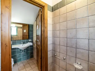 Badezimmer mit Dusche