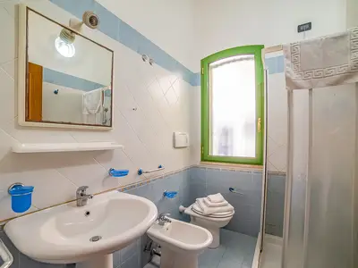 Badezimmer mit Dusche