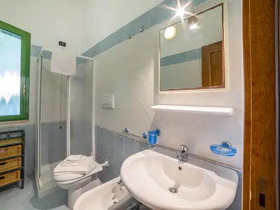 Badezimmer mit Dusche