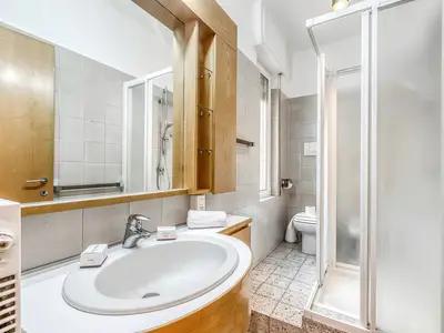 Badezimmer mit Dusche