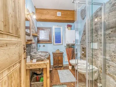 Badezimmer mit Dusche