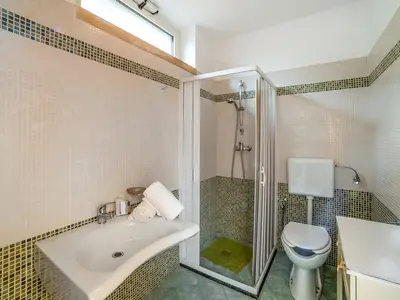 Badezimmer mit Dusche