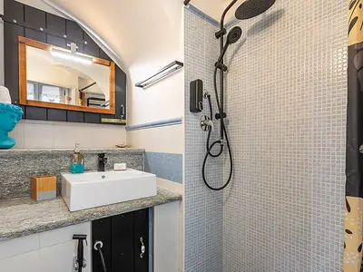 Badezimmer mit Dusche