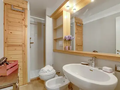 Badezimmer mit Dusche