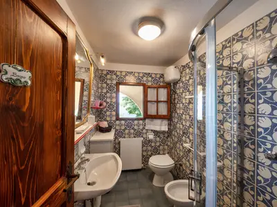 Badezimmer mit Dusche