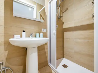 Badezimmer mit Dusche