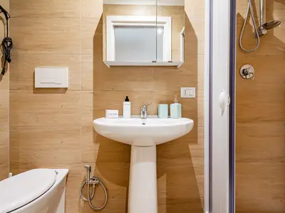 Badezimmer mit Dusche