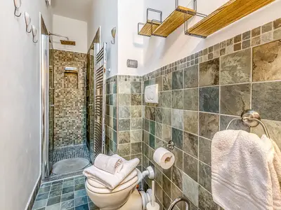 Badezimmer mit Dusche