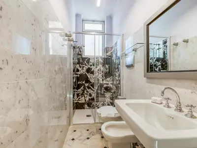 Badezimmer mit Dusche