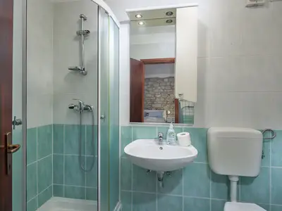 Badezimmer mit Dusche