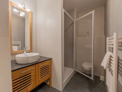 Badezimmer mit Dusche