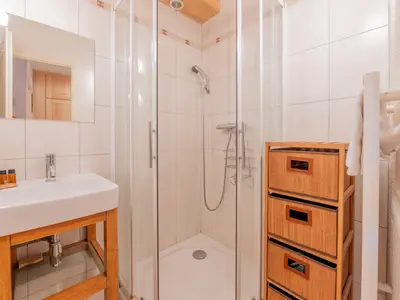 Badezimmer mit Dusche