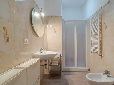 Badezimmer mit Dusche