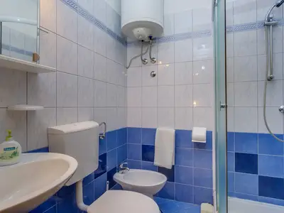 Badezimmer mit Dusche