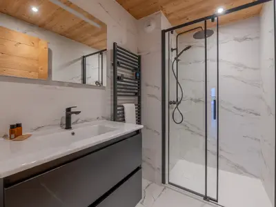 Badezimmer mit Dusche