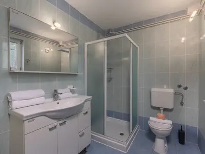 Badezimmer mit Dusche