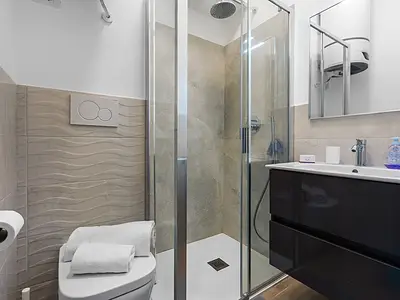 Badezimmer mit Dusche