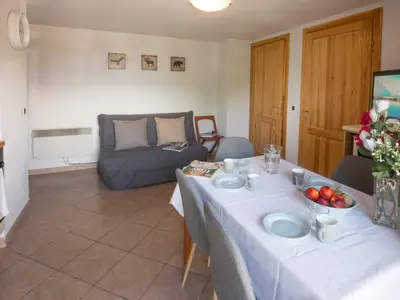 Wohnzimmer mit Schlafsofa