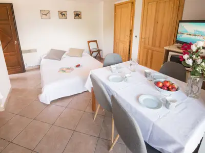 Wohnzimmer mit Schlafsofa für die Nacht umgewandelt