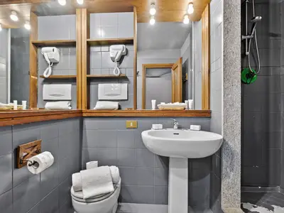 Badezimmer mit Dusche