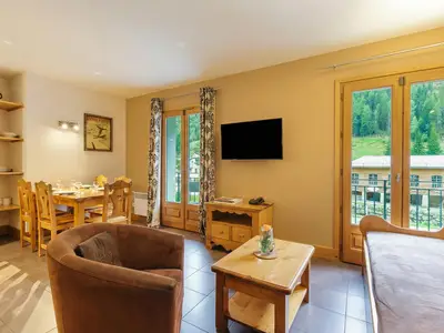 Wohnzimmer mit offener Küche