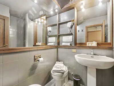 Badezimmer mit Dusche