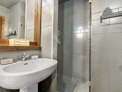 Badezimmer mit Dusche