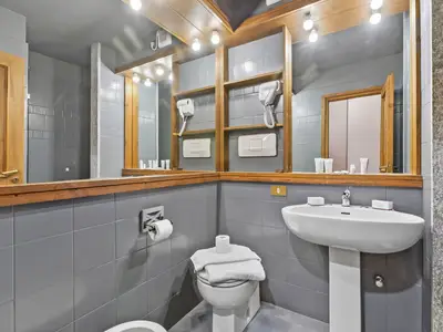 Badezimmer mit Dusche