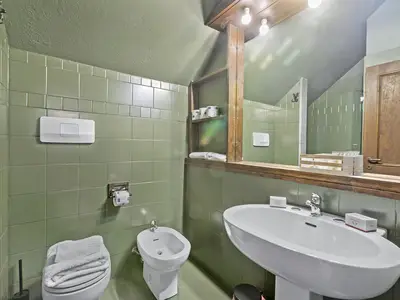 Badezimmer mit Dusche