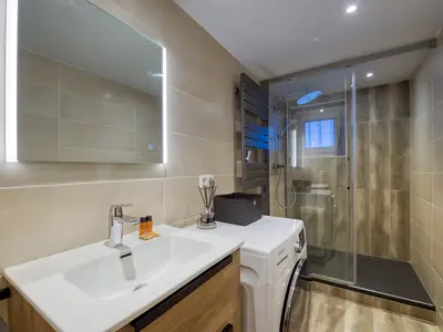 Badezimmer mit Dusche