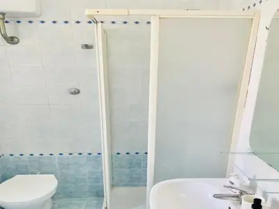 Badezimmer mit Dusche