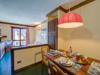 Esstisch und Wohnzimmer