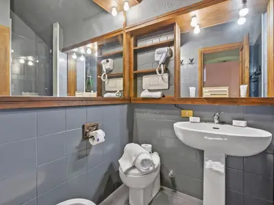 Badezimmer mit Dusche