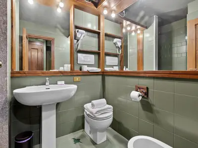 Badezimmer mit Dusche