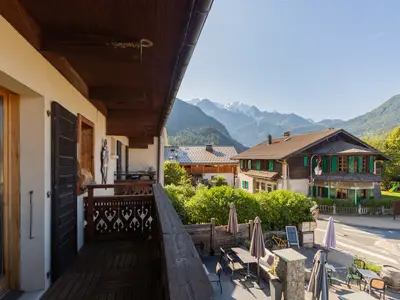 Großer und sonniger Balkon auf der Schlafzimmerseite