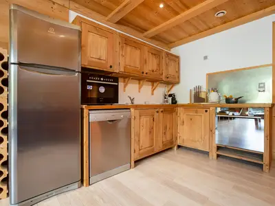 Küche mit Geschirrspüler und großem Kühlschrank