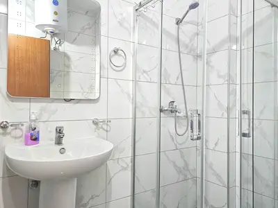 Badezimmer mit Dusche