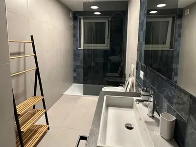 Badezimmer mit Dusche